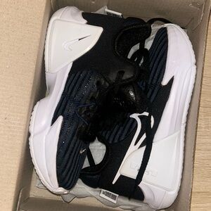 NIKE LeBron Witness 6 Little Kids' Shoes
Size 11C